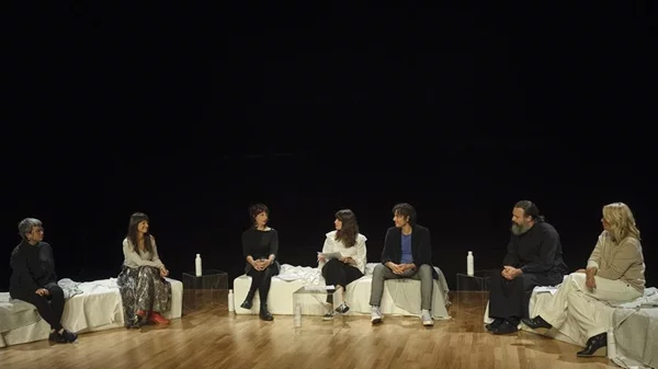 "Society Uncensored" στο Onassis Channel: Άτομα παντρεμένα και μη συζητούν για ποιο λόγο παντρεύονται οι άνθρωποι σήμερα