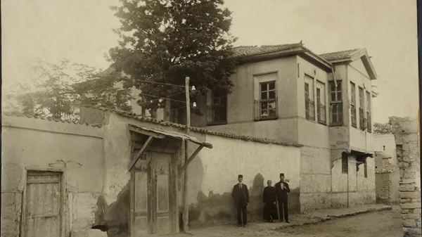 "Αντικείμενα τόποι, 1922-2022": Μία έκθεση με οικογενειακά κειμήλια προσφυγικής καταγωγής