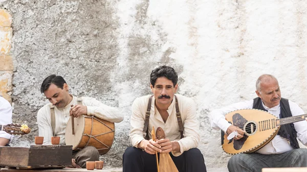 "17 Kλωστές": Τα πρώτα επεισόδια συστήνουν έναν πρωταγωνιστή-σύμβολο, τραβώντας μια "κλωστή" από το τότε στο τώρα