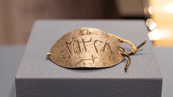 Ένα ντενεκεδένιο νούμερο και μια έκθεση που δίνει υλική υπόσταση στη λογοτεχνία της Μικρασιατικής καταστροφής