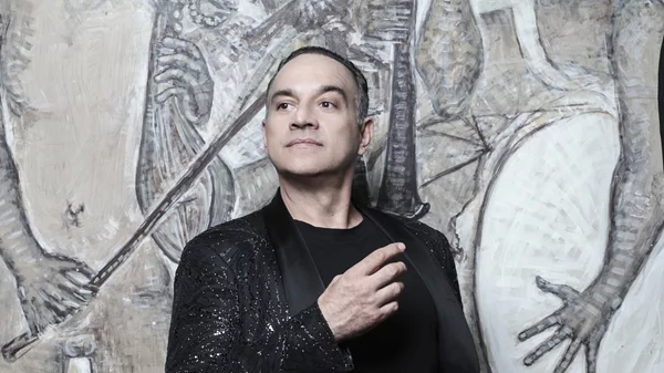 "Πάντα αγαπάμε την κωμωδία στο θέατρο!" μάς λέει ο Κρατερός Κατσούλης που αυτή την περίοδο βρίσκεται "Στο τσακ!"