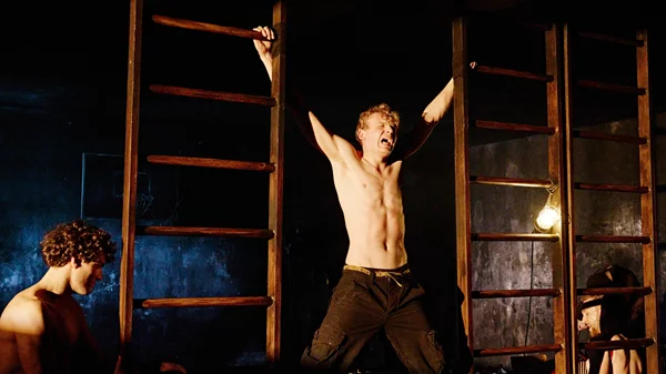 "Der Wij / Βίι": Μια παράσταση για το τυφλό τέρας του πολέμου στο Φεστιβάλ Αθηνών