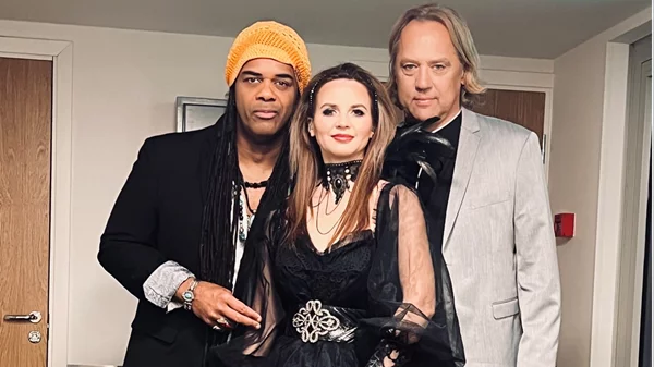 Οι Original Enigma Voices έρχονται να ξεσηκώσουν τη σκηνή του Christmas theater