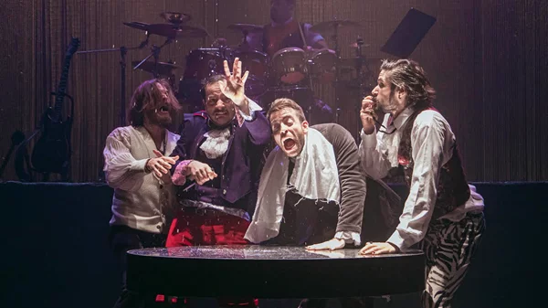 Μια σεζόν με πολύ και ωραίο θέατρο: οι δημοφιλείς τάσεις και τα πρώτα sold-out