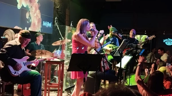 Στη μπάντα αγάπη μου με fullband σύνθεση στο "HolyWood Stage"