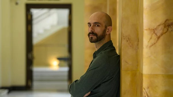 Ο Μάνος Βαβαδάκης για τον "Θεό της σφαγής": "Η βία είναι συστατικό δημιουργίας αυτού του κόσμου"