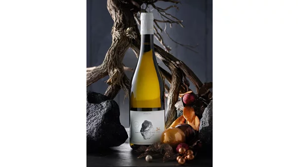 "Artemis Karamolegos Winery": Η ηφαιστειογενής οινική ομορφιά της Σαντορίνης