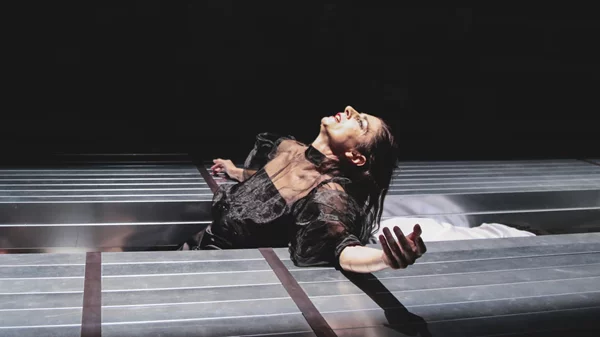 "Καρένινα": Πρώτες φωτογραφίες από την παράσταση που μεταφέρει στο σήμερα το κλασικό μυθιστόρημα του Τολστόι