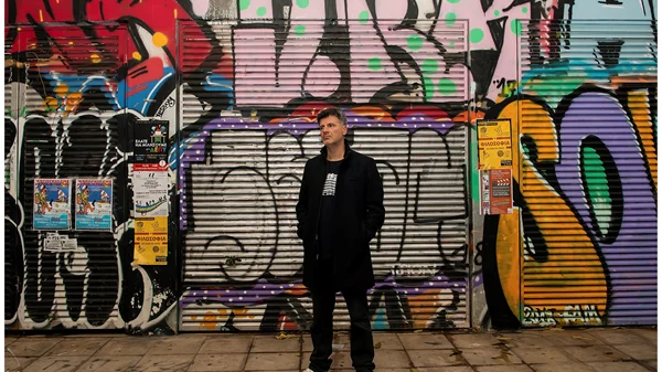 Ο Φοίβος Δεληβοριάς και οι συνεργάτες του προχωρούν σε κατάληψη της περίφημης Βίλας Vox στην Ιερά Οδό