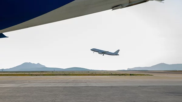 ΙΝΣΕΤΕ: Tι λένε οι διεθνείς αεροπορικές και οδικές αφίξεις στην Ελλάδα για το 2024;