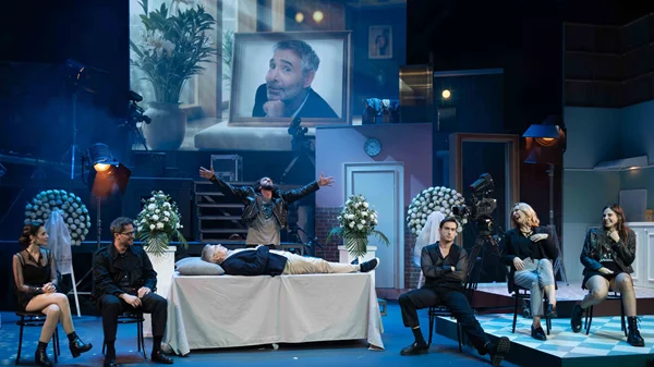 "Μπα-Μπαμπά": Μιούζικαλ και σατιρική κωμωδία ενώνονται στο έργο της Φωτεινής Αθερίδου και του Θέμη Καραμουρατίδη