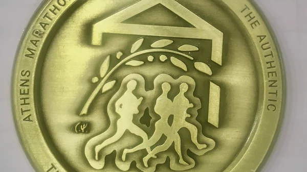 Tο μετάλλιο του 39ου Μαραθωνίου της Αθήνας έχει την υπογραφή του Γιάννη Ψυχοπαίδη