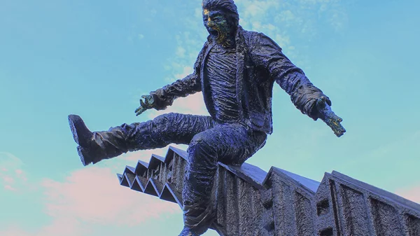 Δημόσια τέχνη και συλλογική μνήμη: Πόσο μας αφορά το γλυπτό "Κρίση", δέκα χρόνια μετά;