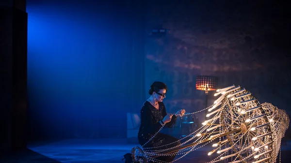 "Don’t look back": Μπήκαμε στο ξενοδοχείο των χαμένων ερώτων που δημιούργησε ο Γιάννης Χουβαρδάς