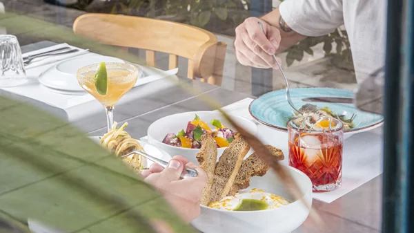 Καλοκαίρι στην πόλη: Για ψαρικά και δροσερές σαλάτες στην Τζουζούκα