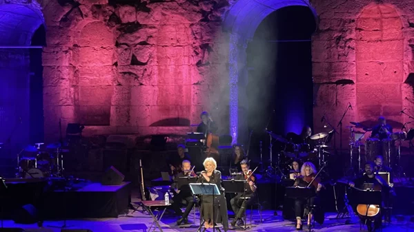 Αλέκα Κανελλίδου: Συγκίνηση και βροχή χειροκροτημάτων, για την πρώτη της φορά στο Ηρώδειο