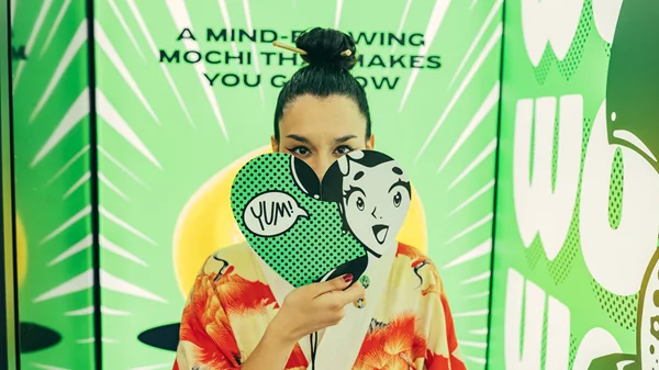 Wowchi "Manga" edition: Η συλλεκτική συσκευασία των viral ιαπωνικών mochi με παγωτό έχει τη δική της μικρή γκέισα