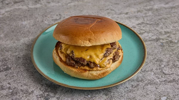 Στο "Urban Vibes" τρώμε smash burger με μεράκι