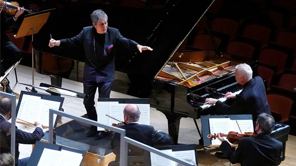 Από τον Σούμαν στον Μπρούκνερ και από τον Φρανκ στον Τσαϊκόφσκι: όταν η ΚΟΑ επιμένει ρομαντικά και εντυπωσιάζει!