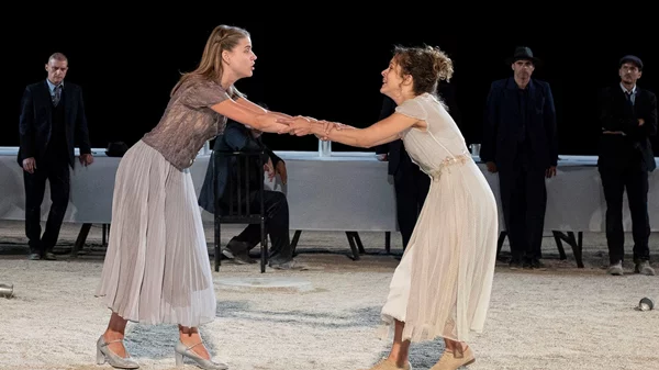 Η all star "Αντιγόνη" του Τσέζαρις Γκραουζίνις περιοδεύει στην Αθήνα