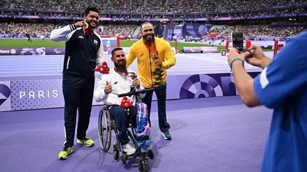 Παρίσι 2024: Παραολυμπιονίκες μοιράζονται Victory Selfies με το Galaxy Z Flip6 Olympic Edition