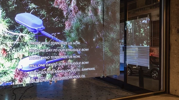 Μια έκθεση σύγχρονης τέχνης στο cross section archive στα Εξάρχεια στρέφει τον φακό στην πλατεία διεκδικώντας έναν δημόσιο χώρο χωρίς αποκλεισμούς