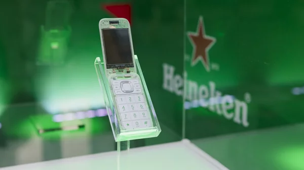 Η Heineken® παρουσιάζει το Boring Phone