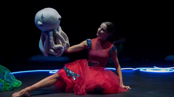 "Underwater": Μια χοροθεατρική παράσταση για όλες τις αισθήσεις