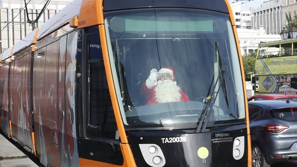 Μετακινούμαστε στην πόλη με το γιορτινό συρμό του τραμ