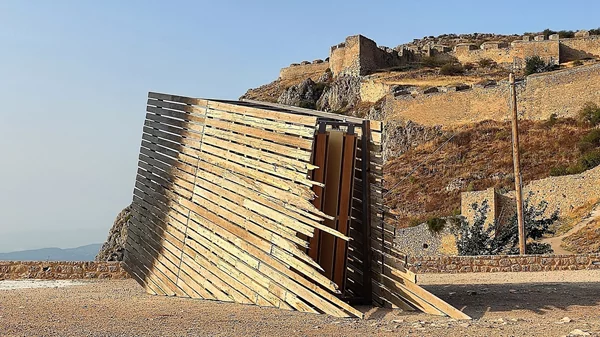 ''Πτώση'': Το ηχητικό γλυπτό στην Κορινθία που διερευνά την αλαζονεία της ανθρώπινης φύσης