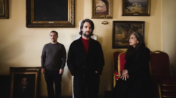 Θοδωρής Οικονόμου, Σαβίνα Γιαννάτου & Νικόλας Καζάζης παρουσιάζουν το μουσικό έργο "ESSON="