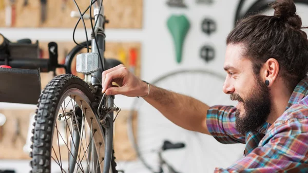 "Επισκευάζω αντί να πετάξω" είναι το μότο του Repair-Café