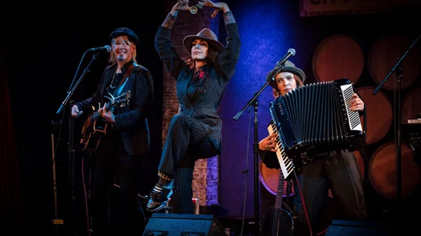 Το γυναικείο σχήμα VickiKristinaBarcelona χαρίζει μια cult ματιά στη μουσική του Tom Waits