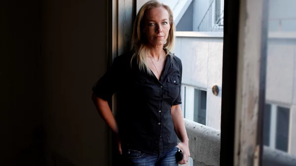 Στοχεύοντας ψηλά | Συνέντευξη με την καταξιωμένη εικαστικό Δανάη Στράτου