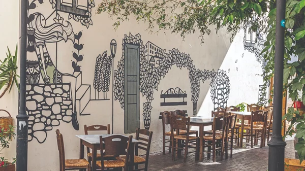 Στη ''Σουρτούκω'' για μεζέδες της παρέας που γυρίζουν την Ελλάδα