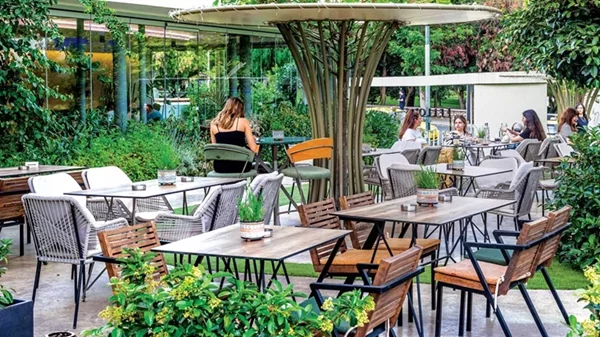 Αυτό το speakeasy resto-bar ίσως είναι η πιο δροσερή επιλογή για φαγητό και ποτό στην καρδιά της Αθήνας