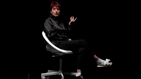 "Τα όρια": Ο Κώστας Νταλιάνης σκηνοθετεί την Εβίτα Παπασπύρου σε ένα μονόλογο-πρόκληση