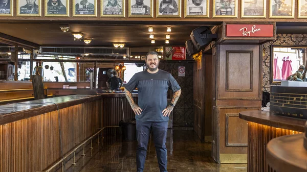 Preview: Ο Άνταμ Κοντοβάς σε fusion με το "Rock ‘n’ Roll"