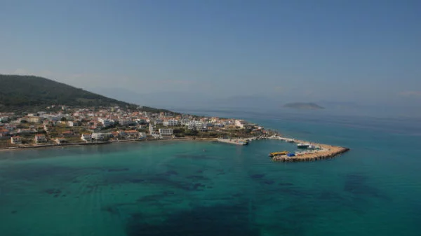 Αγκίστρι: τόσο κοντά τόσο μακριά