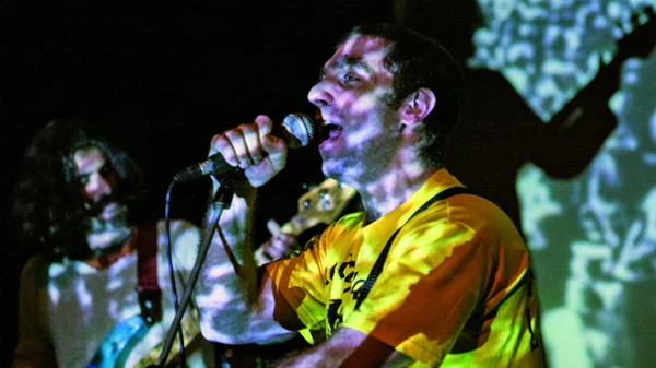 "Θείο τραγί": Ο Άρης Μπινιάρης αναμετράται με την τεχνητή νοημοσύνη