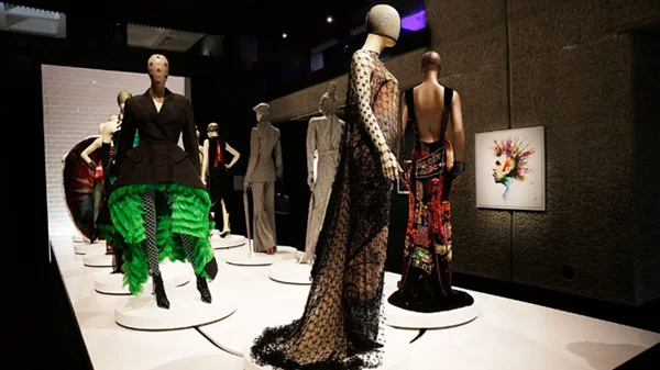 Ανταπόκριση: Tο Λονδίνο γιορτάζει τη μόδα του Jean Paul Gaultier
