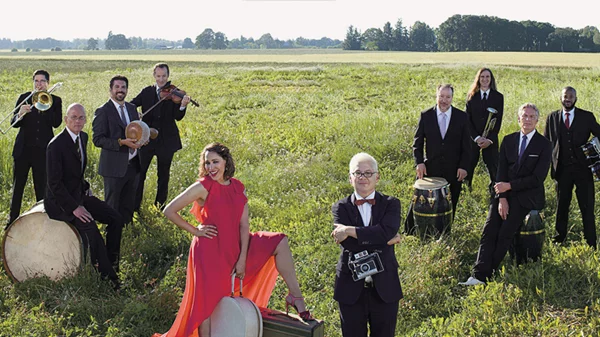 Οι Pink Martini με όλα τα αγαπημένα μας τραγούδια και ρετρό διάθεση στο Faliro Summer Theater