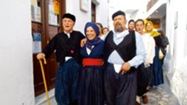 2 νησιώτικα καρναβάλια έξω καρδιά  