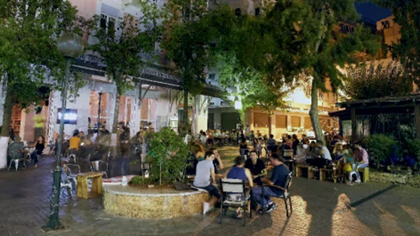 Καμιά νέα άδεια για τραπεζοκαθίσματα στους νέους πεζόδρομους και στις πλατείες στο Εμπορικό Τρίγωνο