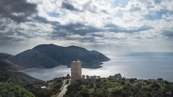 Tainaron Blue Retreat: ένας παλιός μανιάτικος πύργος μεταμορφώνεται σε boutique αρχιτεκτονικό ξενώνα