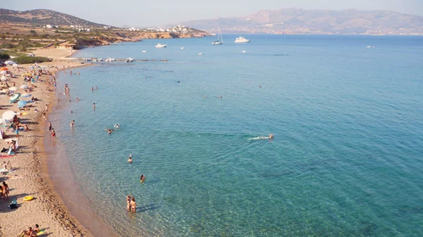 Αντίπαρος: Το νησί των campers που έγινε προορισμός για ξένους VIPS 