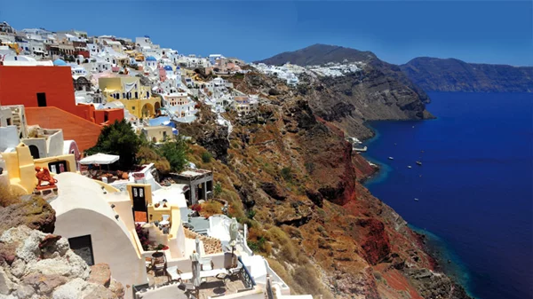 Γιατί η Σαντορίνη θα μπορούσε να αποδειχθεί ένα σωτήριο υπερ-αφήγημα για τον ελληνικό τουρισμό