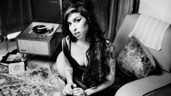Ένα αφιέρωμα στην Amy Winehouse έρχεται στο Christmas Theater