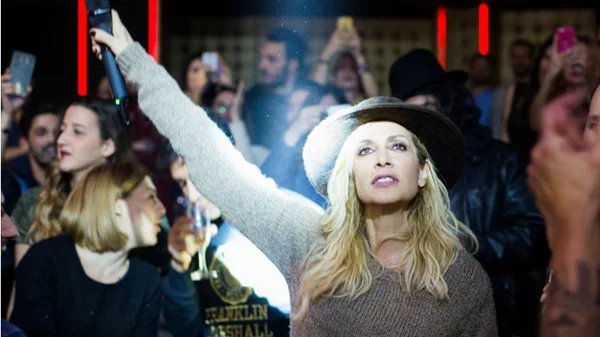 Ο άγιος Βαλεντίνος θέλει την Άννα Βίσση του