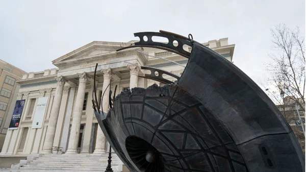 UFO προσγειώθηκε στο Δημοτικό Θέατρο Πειραιά